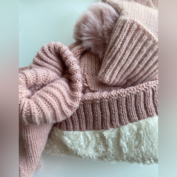 UGG Blush Knit Winter Accessories Set - Picture 3 of 3